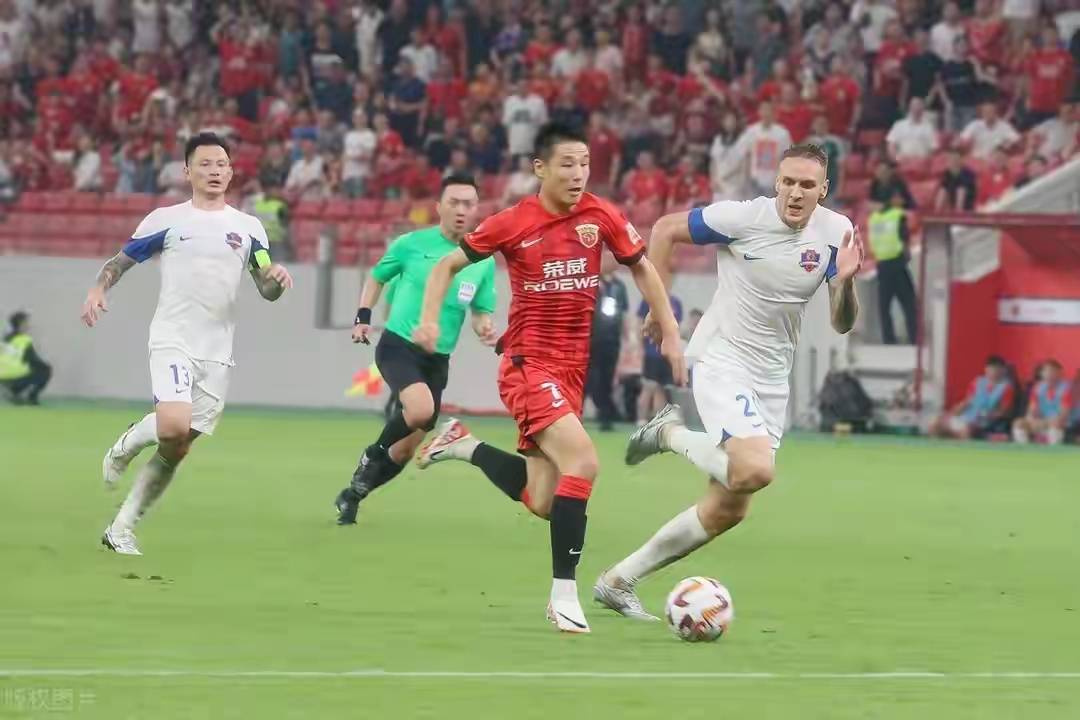 边锋飞驰奔跑,为球队创造得分机会 边锋飞驰奔跑,为球队创造得分机会