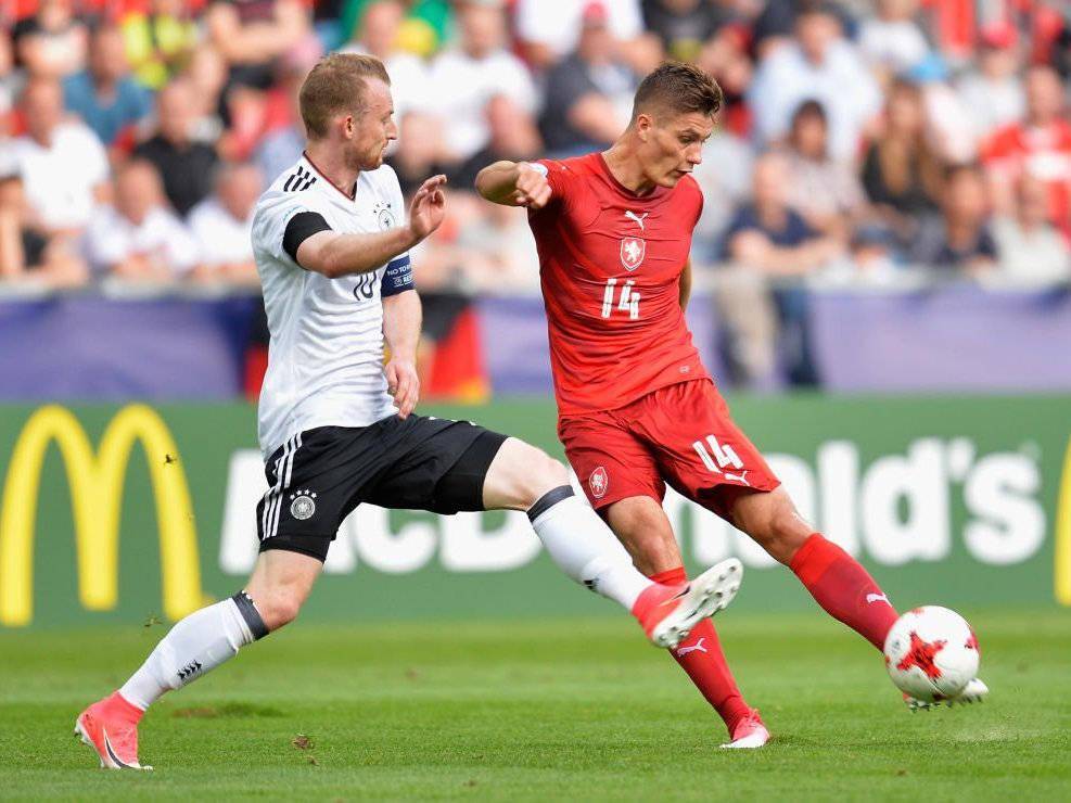 包含英格兰迎战捷克，胜者将领先晋级的词条