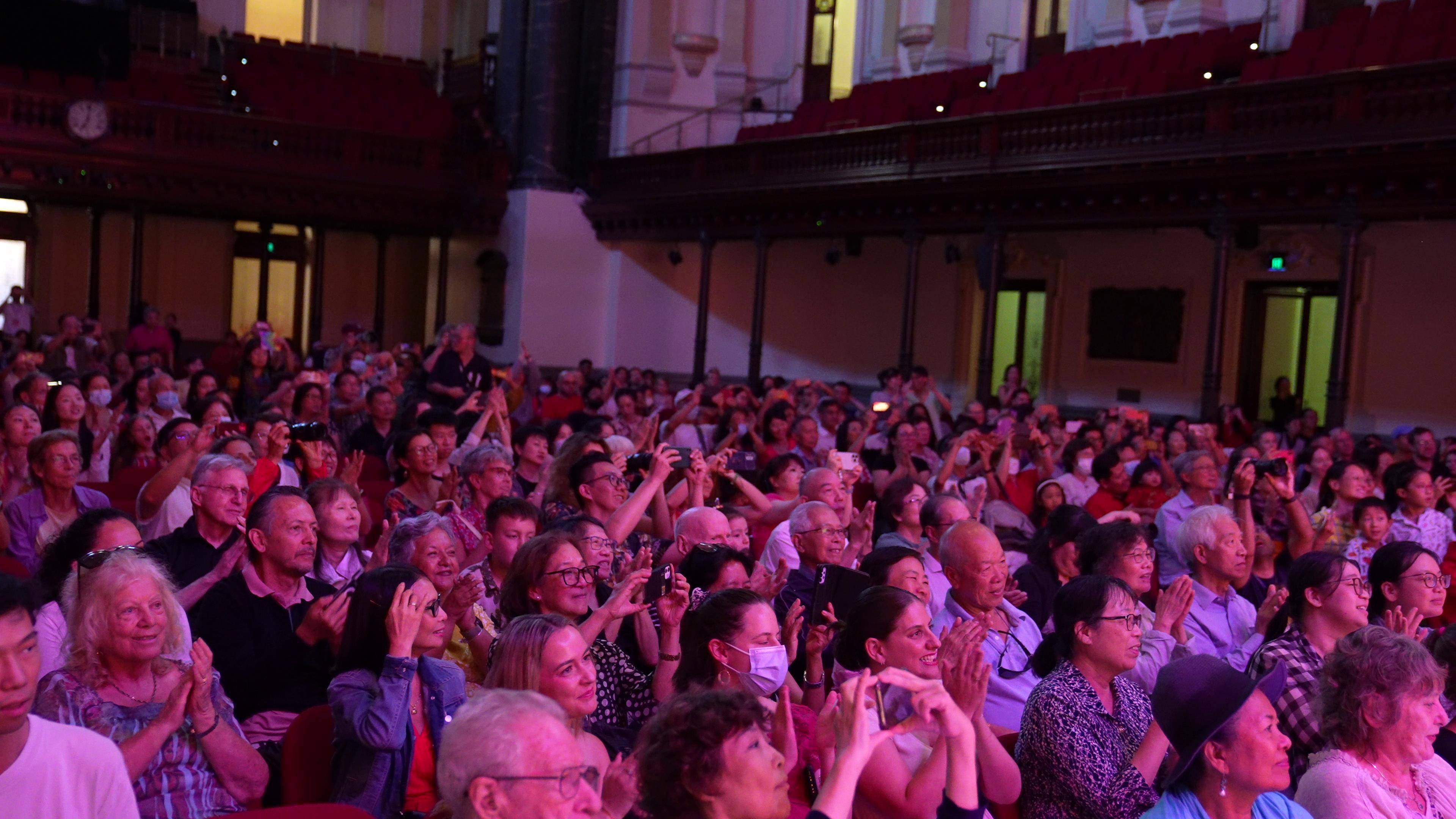 爱游戏登录-观众热情助威，现场气氛火爆