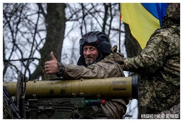 爱游戏官网网页版入口-老鹰遇强敌不敌，被子弹逆袭