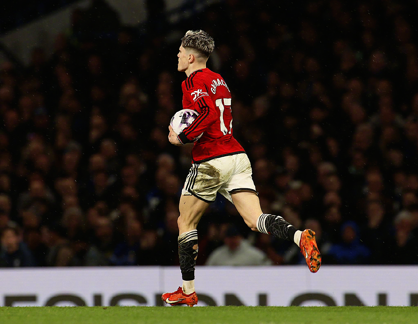 切尔西主场击败斯旺西城，继续领跑积分榜的简单介绍