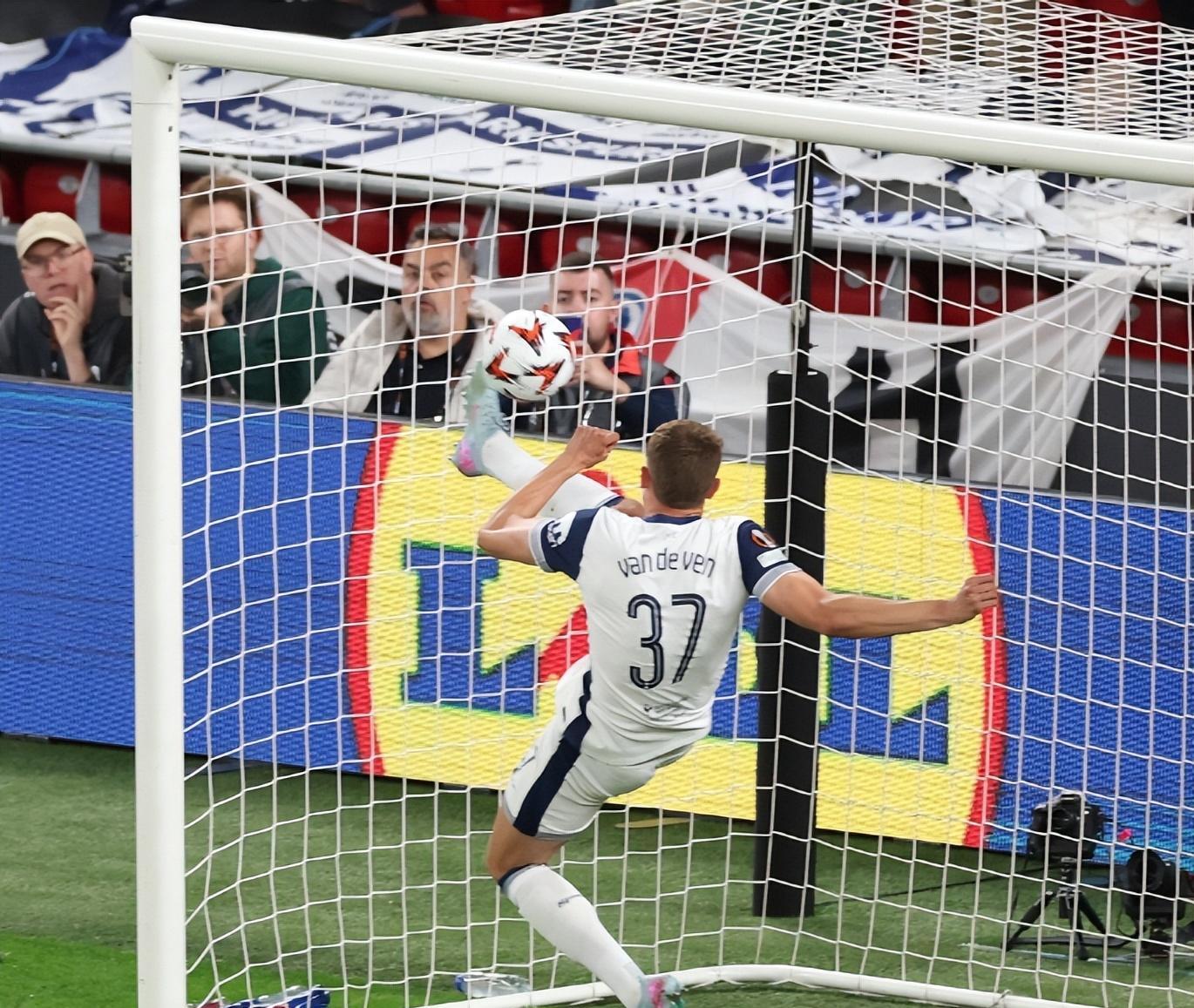 关于热刺客场战平，保住欧战希望的信息