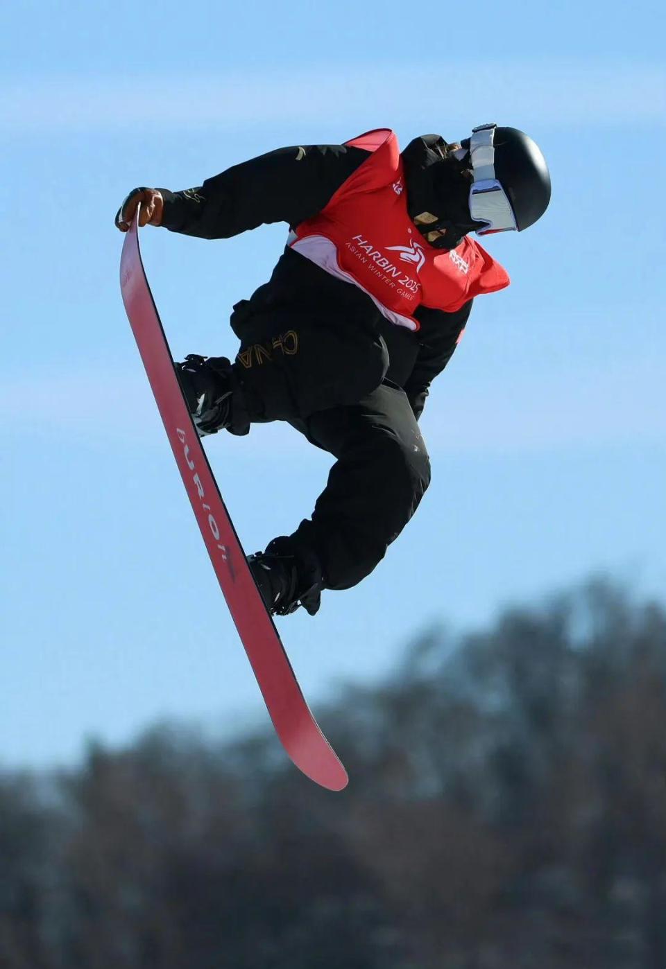 爱游戏体育官网-滑雪选手风雨彩虹夺得第一名