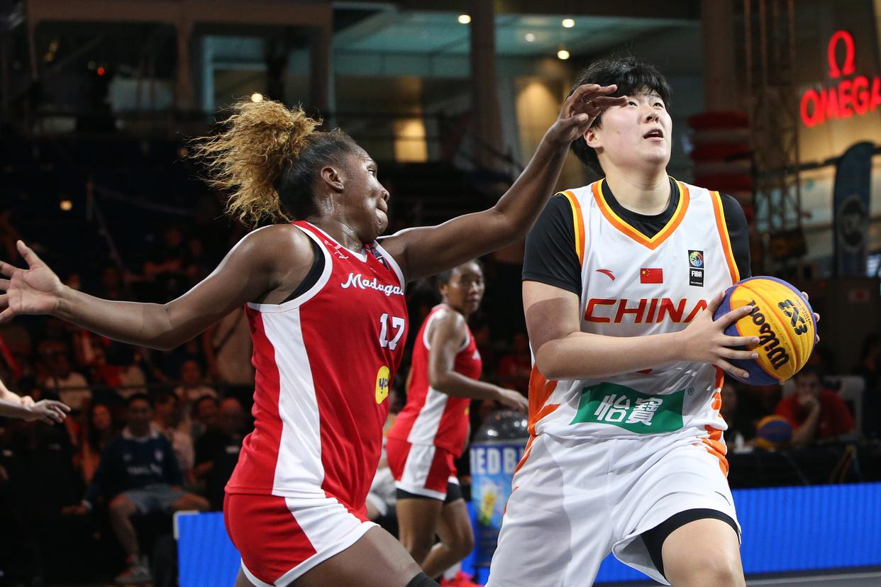 中国篮球明星在国外比赛中赢得喝彩