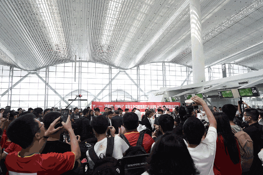 爱游戏官网-包含中国足球赛场动态频频，球迷热情高涨的词条