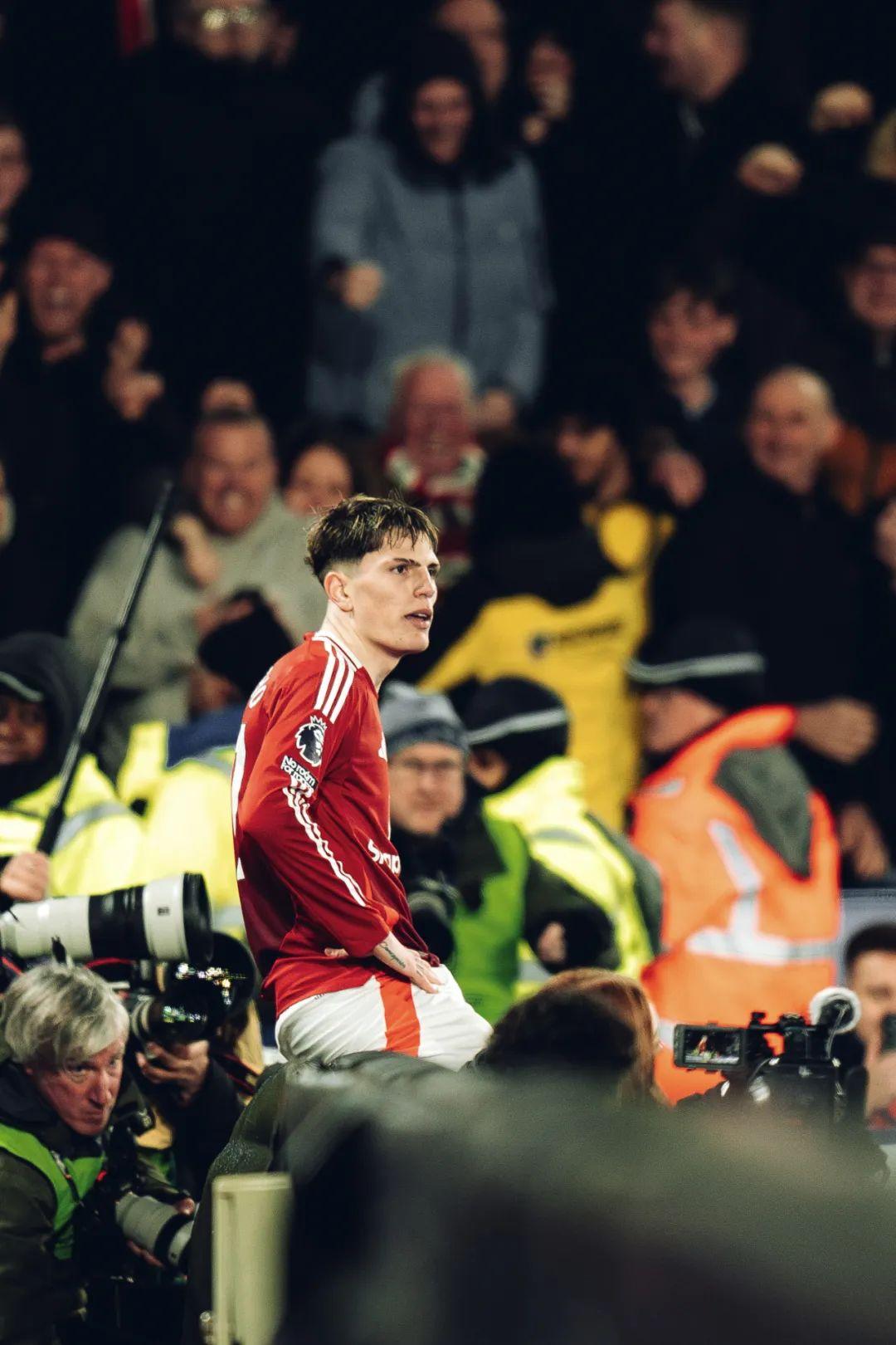 爱游戏app下载-曼联门将保持神勇，守住球门