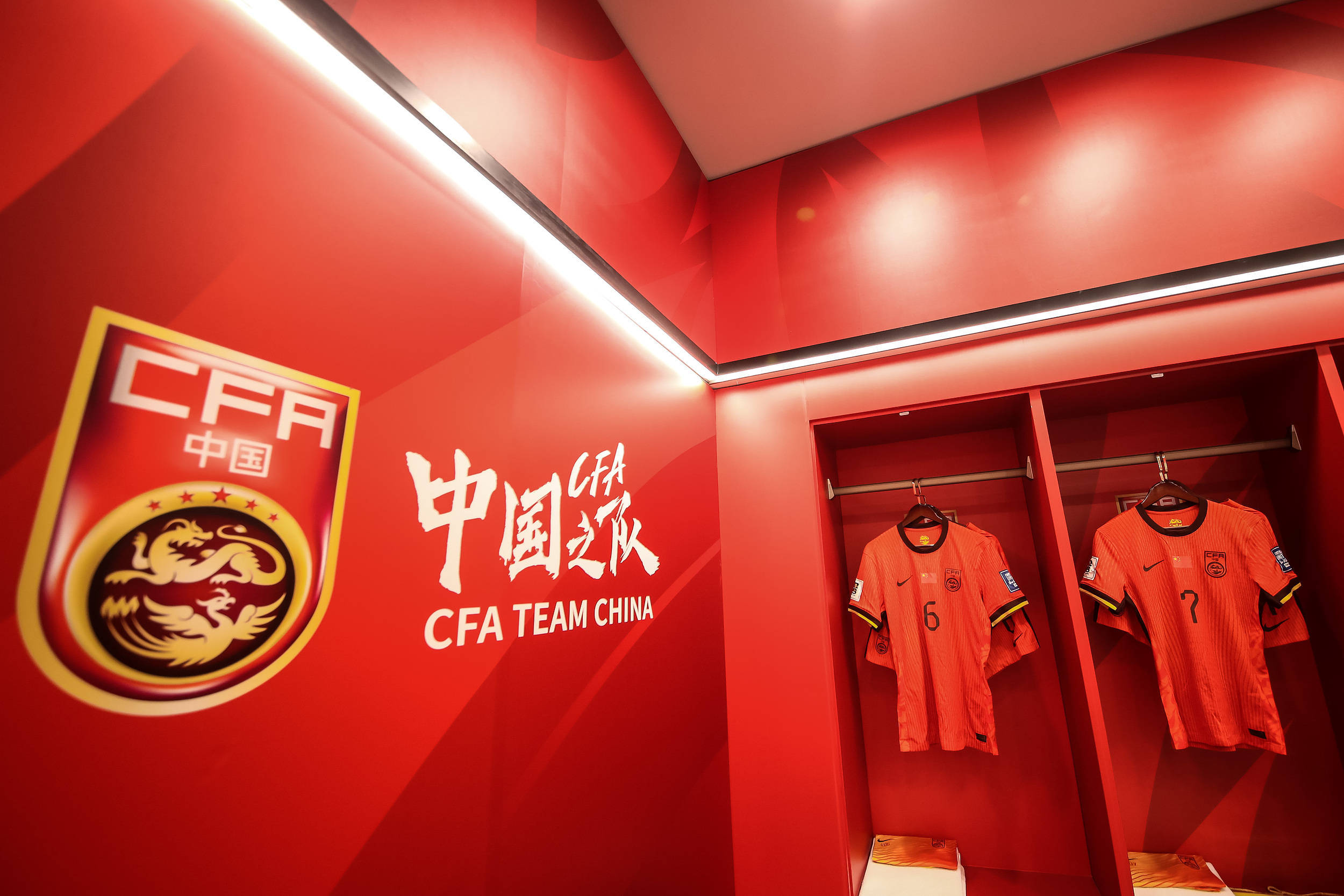 与世界对决，国足女队员再次斗志昂扬