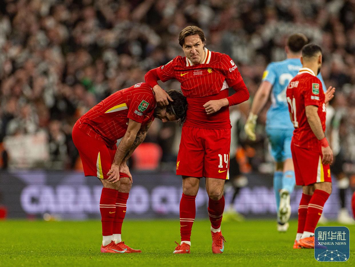 爱游戏官网入口-英格兰队在足球锦标赛中登上领奖台