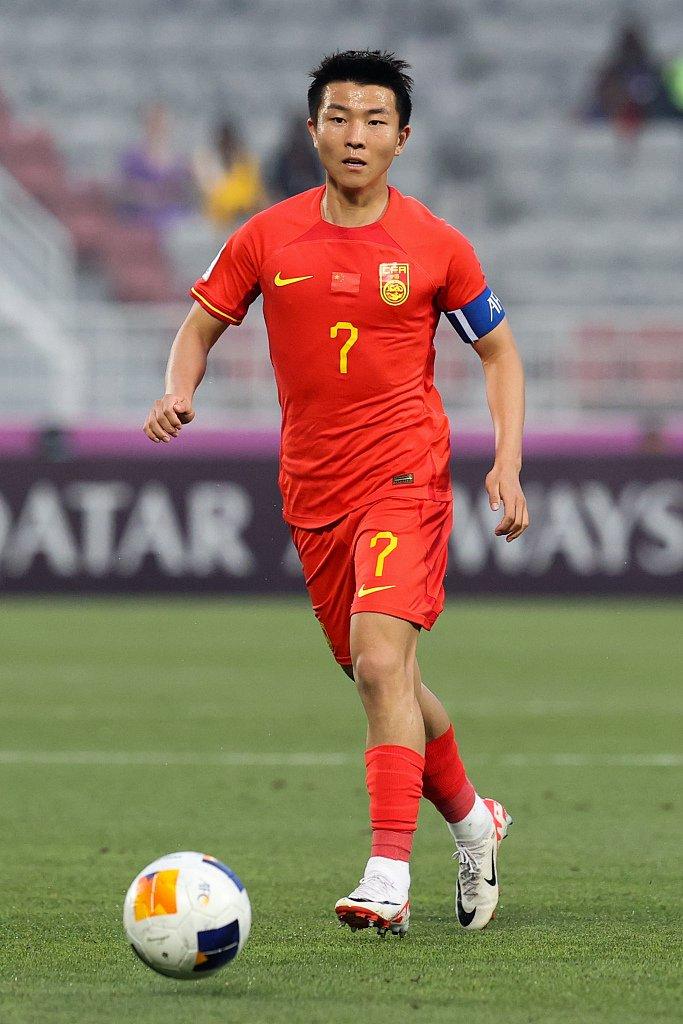 爱游戏中国官网-足球明星在比赛中展现出色技艺