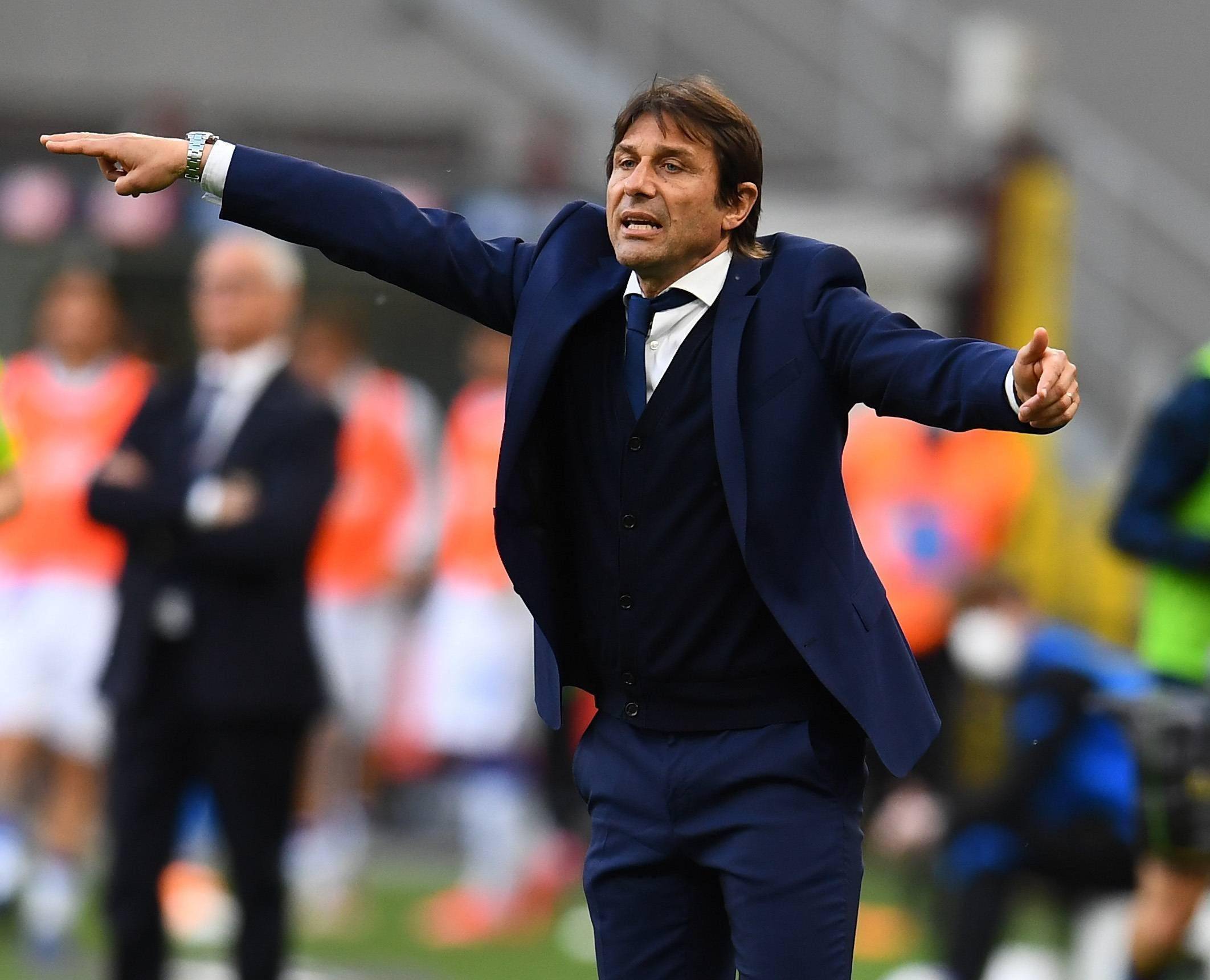 足球明星在比赛中展现出色技艺 足球明星在比赛中展现出色技艺