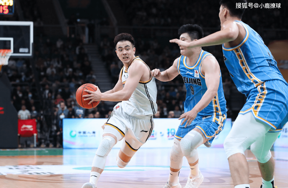 西藏男篮主场击败对手，迈向胜利
