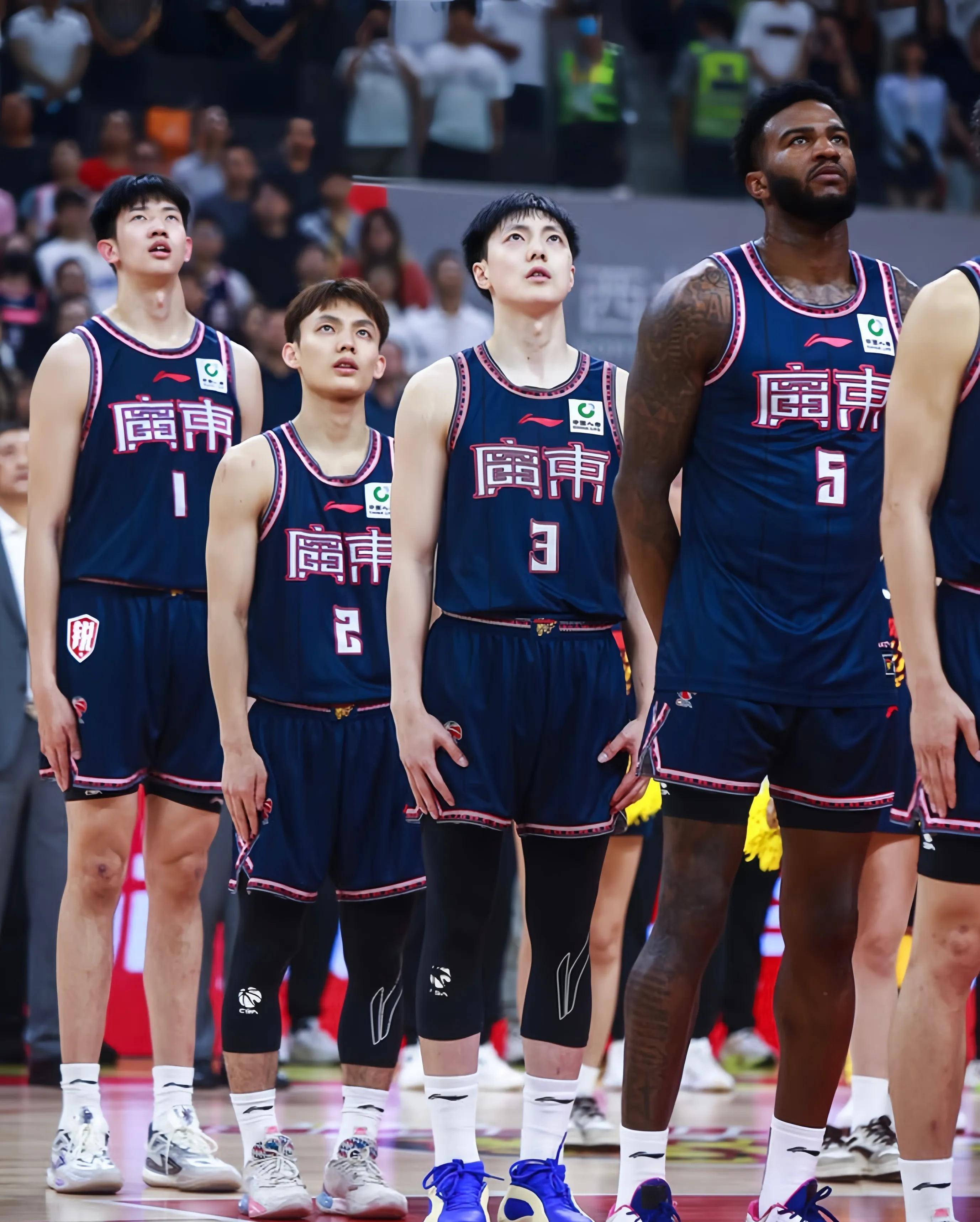 包含广东宏远队稳定发挥赢得比赛的词条