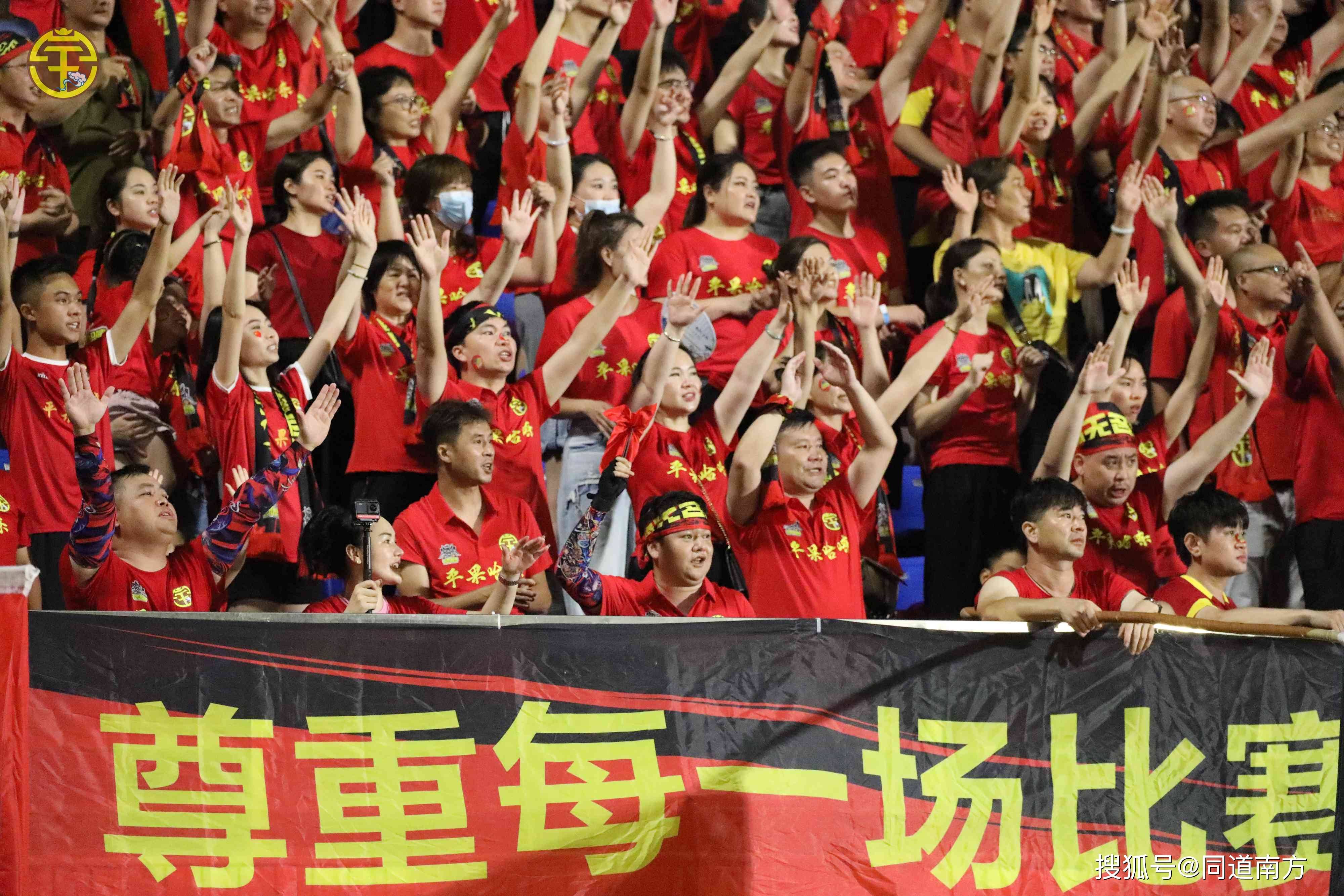 爱游戏中国官网-球队主场迎接胜利，球迷欢呼雀跃