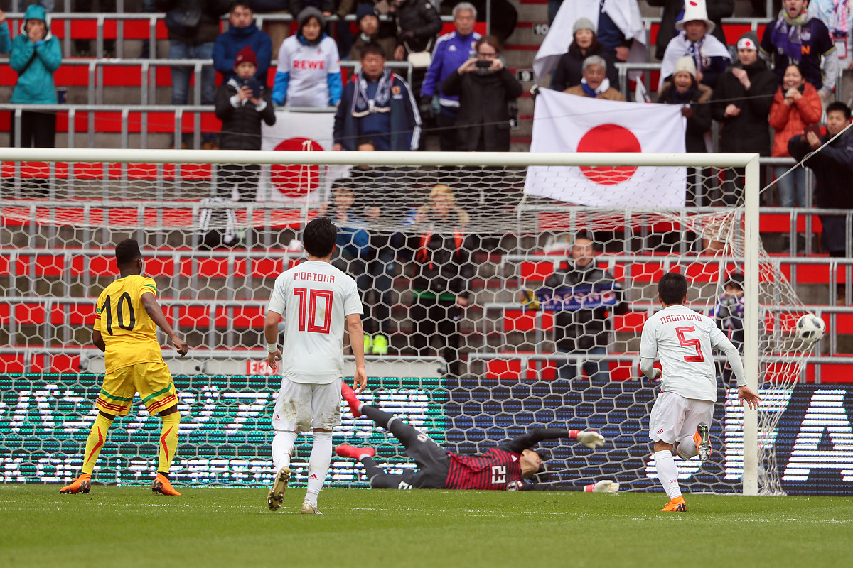 爱游戏中国官网-AC米兰门将神勇扑出点球，帮助球队取胜